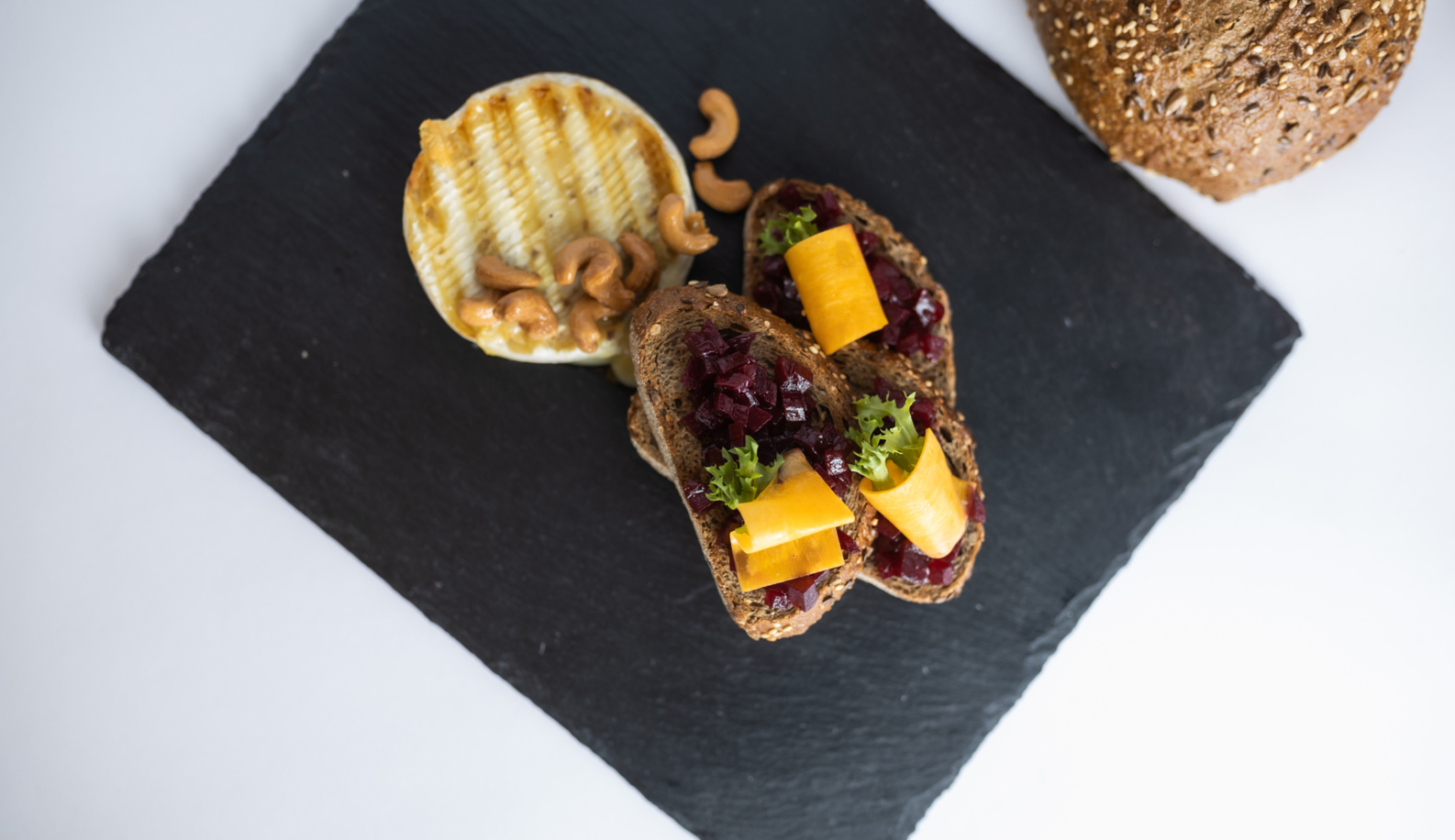 Céklás, sütőtökös bruschetta
