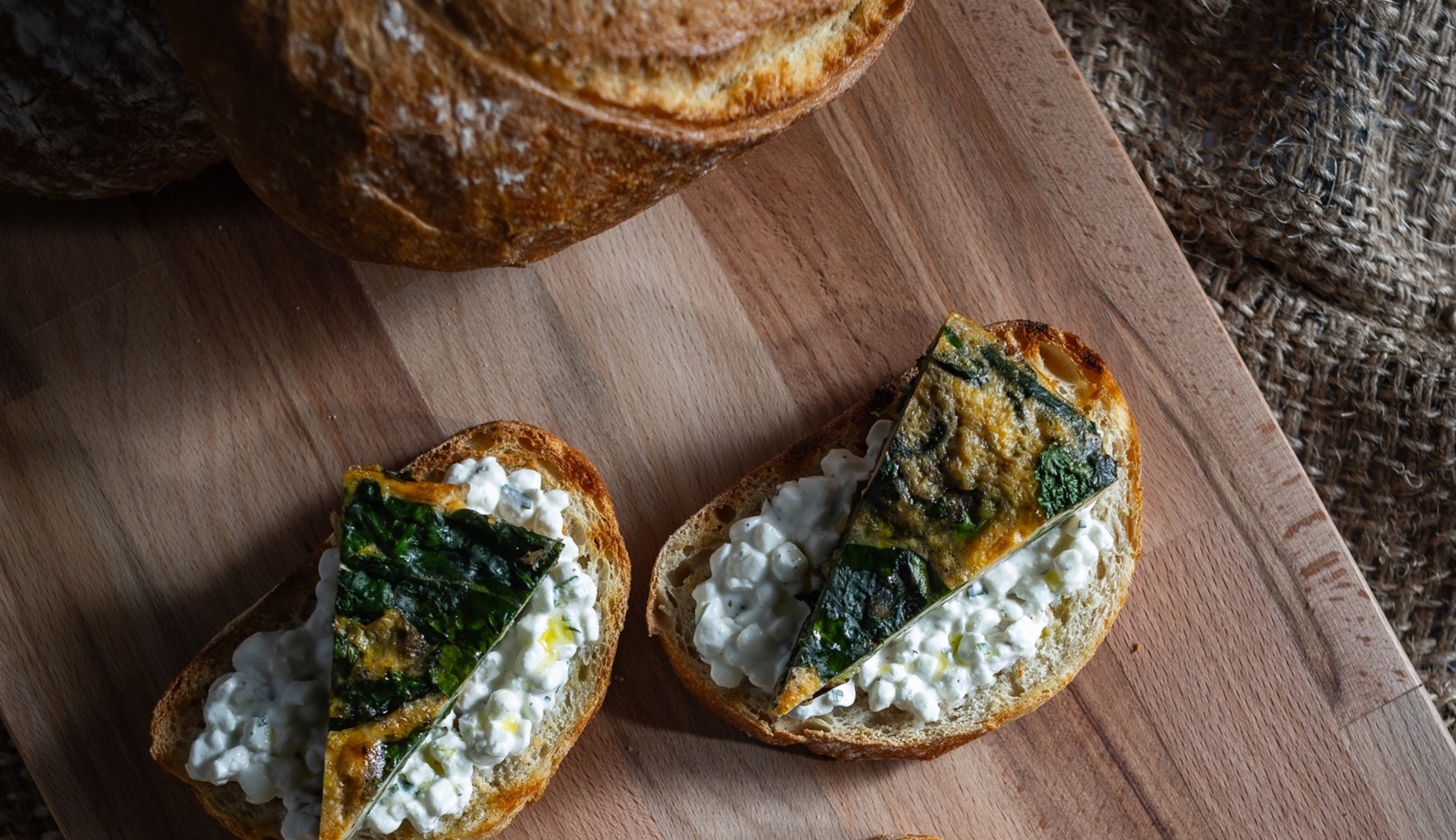 Spenótos fritatta zöldfűszeres túrókrémmel