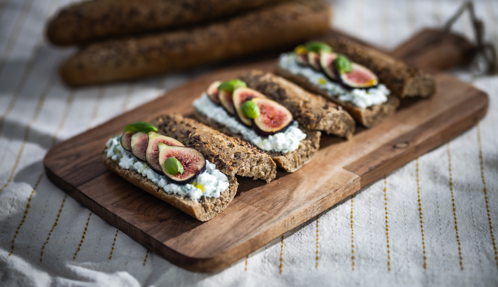 Zöldfűszeres, ricottás bagett fügével