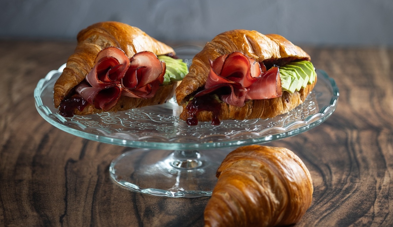 Sonkás, avokádós croissant