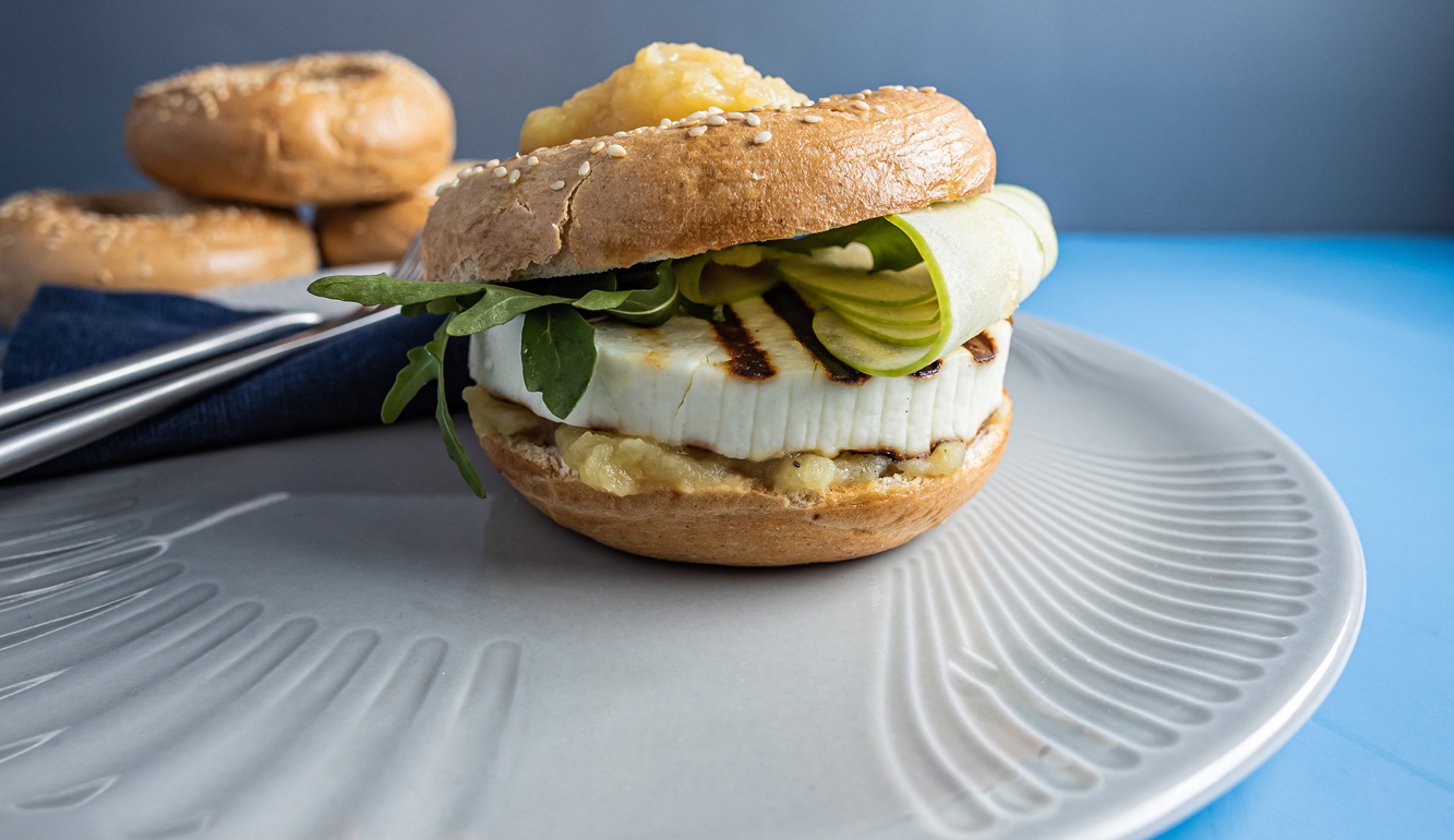 Kecskesajtos bagel zöldalmával