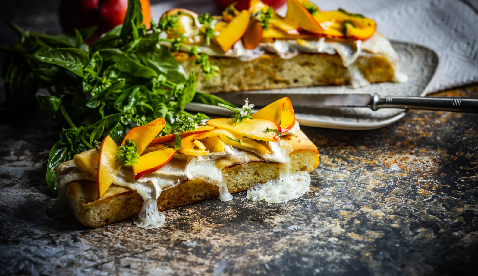 Grillsajtos focaccia nektarinnal