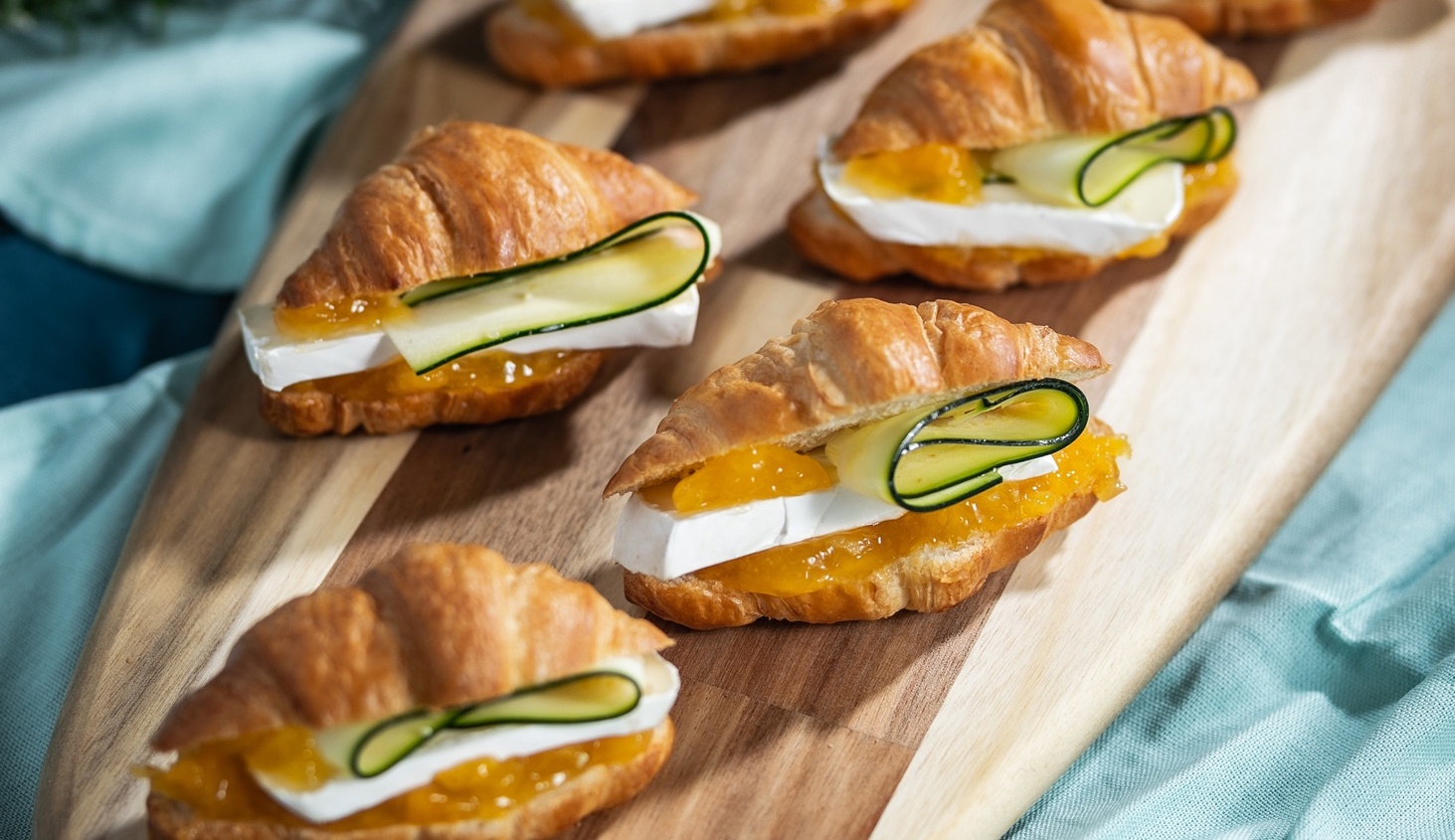 Mini croissant camembert-el, cukkinivel és sárgabarackkal