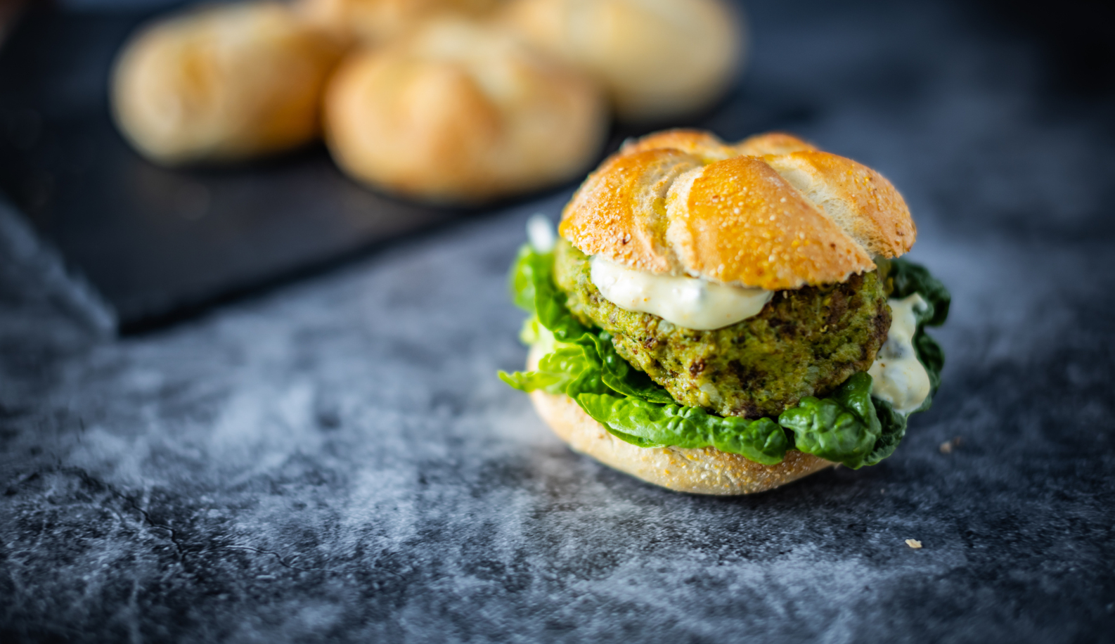 Brokkolis-csicseriborsós burger – kukoricás császárbuciban